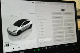 valkoinen Tesla Model Y 2024 kuva 29.