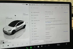 valkoinen Tesla Model Y 2024 kuva 30.