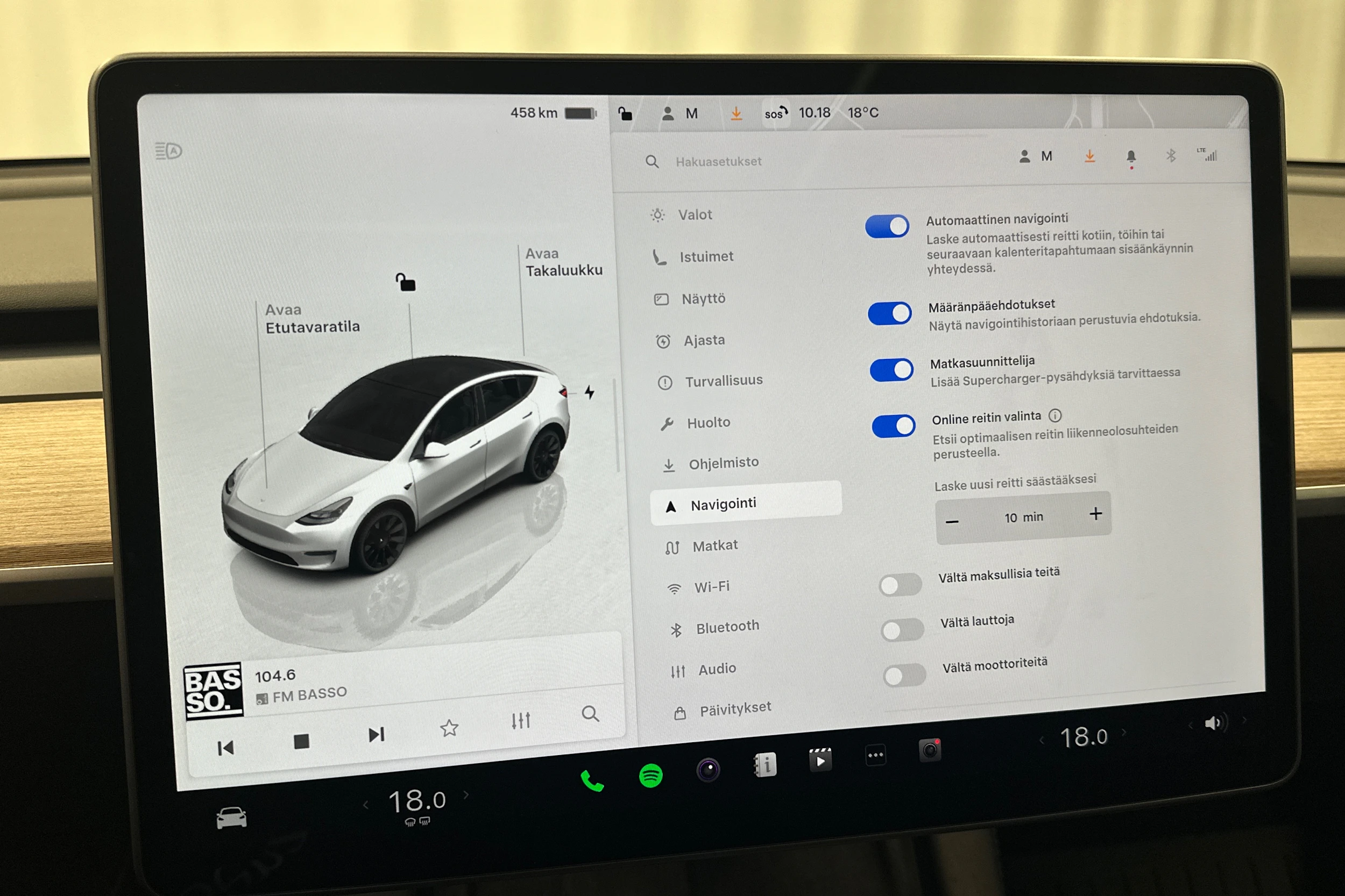 valkoinen Tesla Model Y 2024 kuva 32.