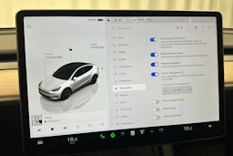 valkoinen Tesla Model Y 2024 kuva 32.