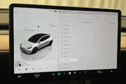 valkoinen Tesla Model Y 2024 kuva 33.