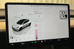 valkoinen Tesla Model Y 2024 kuva 34.