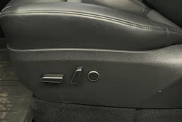 valkoinen Tesla Model Y 2024 kuva 35.