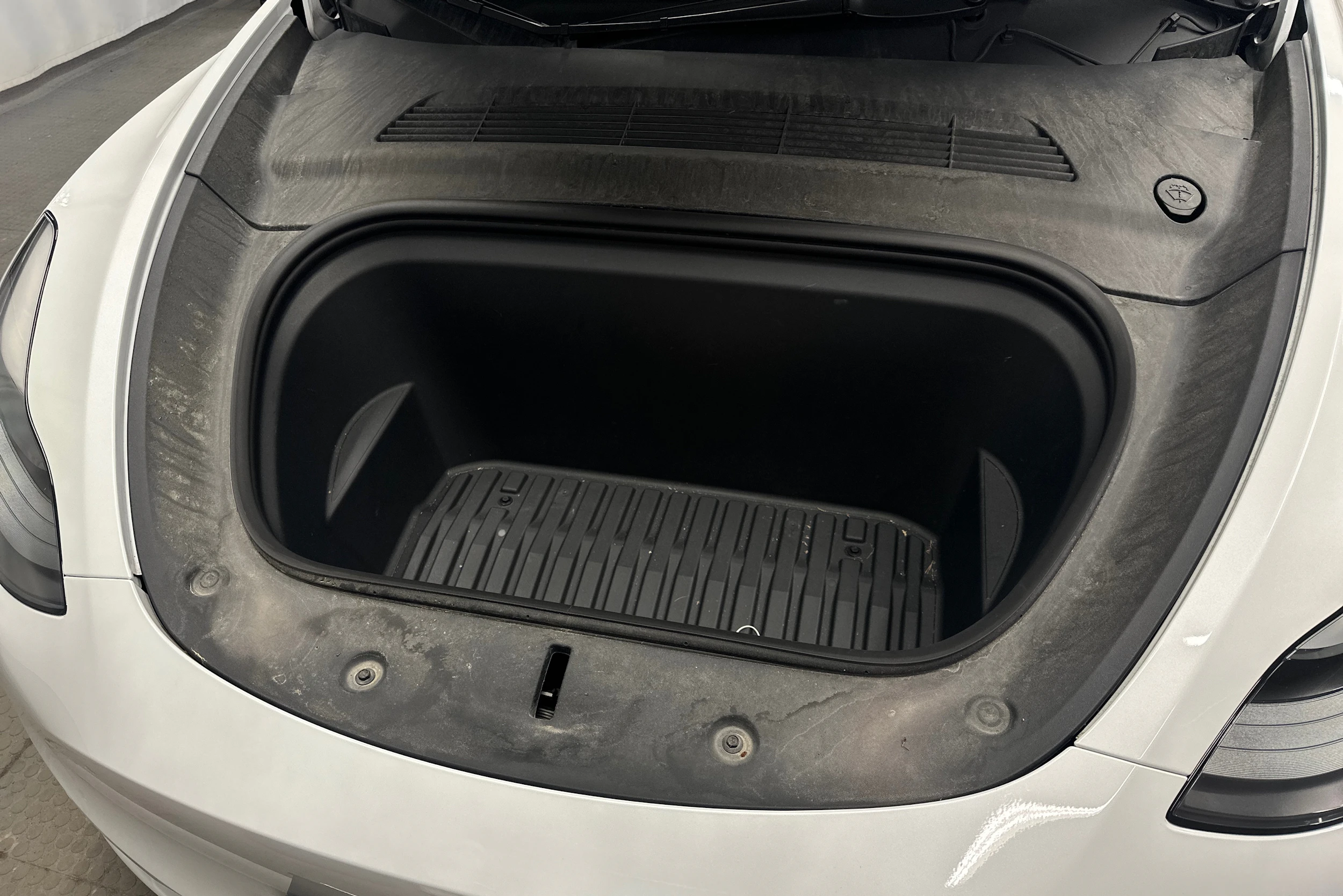 valkoinen Tesla Model Y 2024 kuva 36.