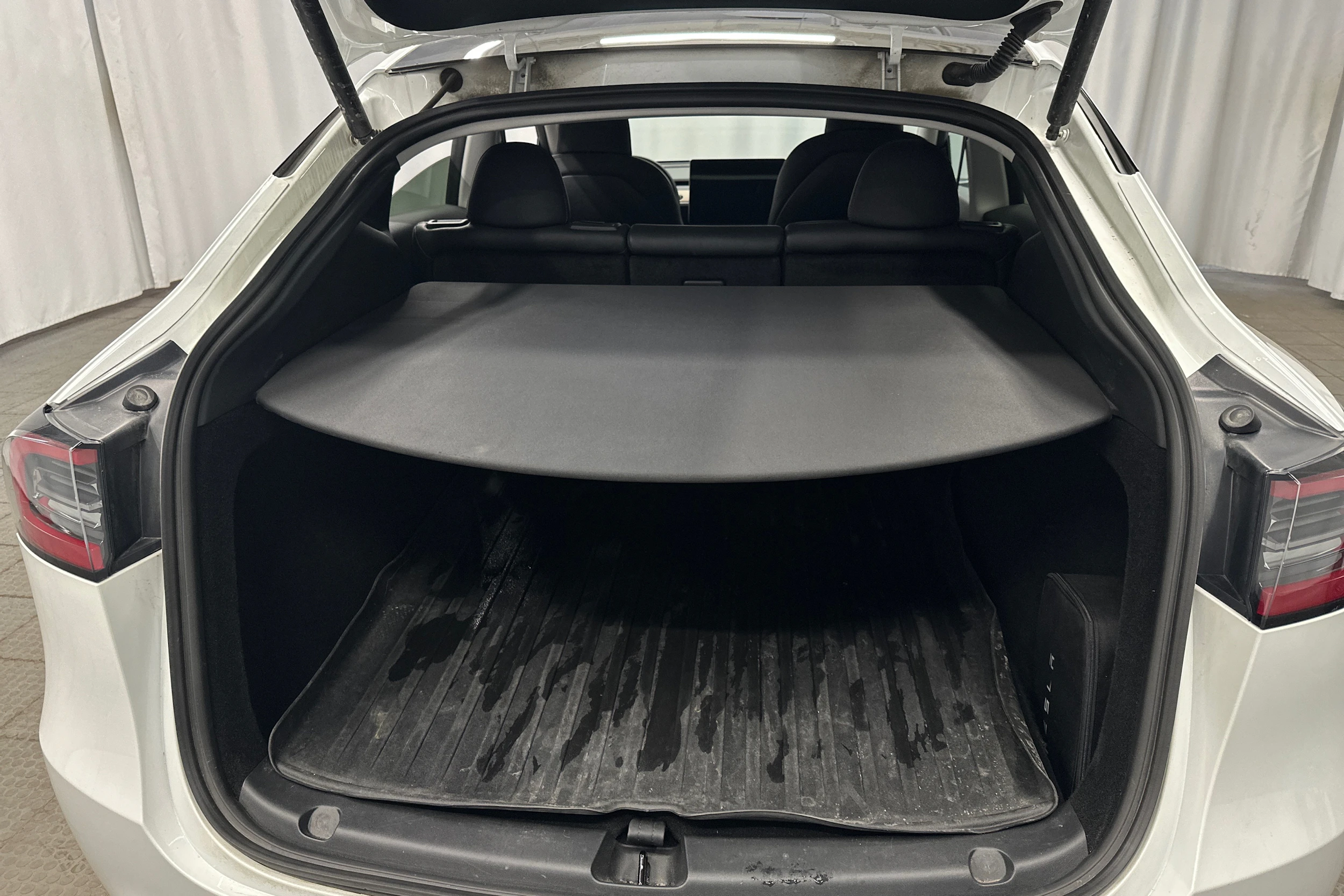 valkoinen Tesla Model Y 2024 kuva 38.