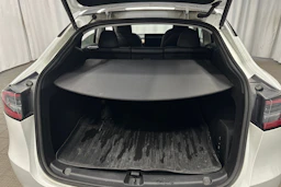 valkoinen Tesla Model Y 2024 kuva 38.