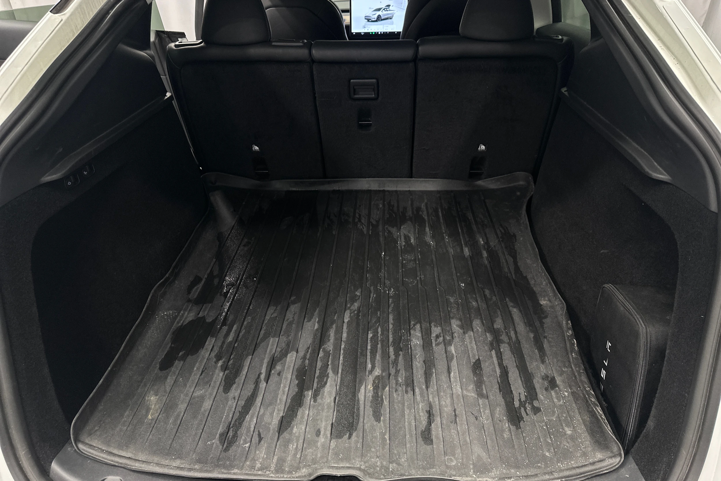 valkoinen Tesla Model Y 2024 kuva 39.