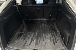 valkoinen Tesla Model Y 2024 kuva 39.
