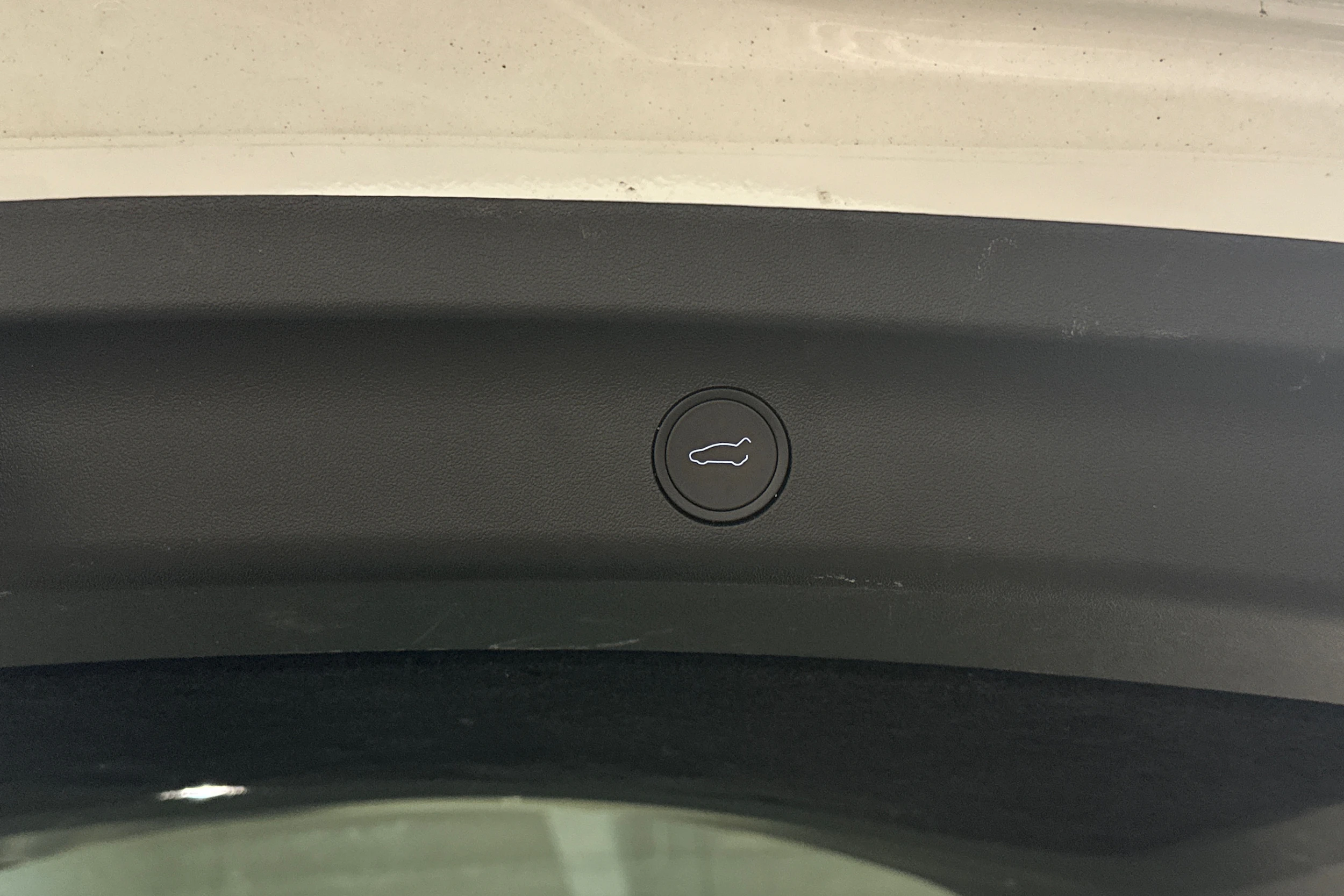 valkoinen Tesla Model Y 2024 kuva 40.