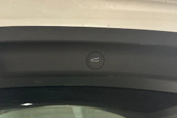 valkoinen Tesla Model Y 2024 kuva 40.