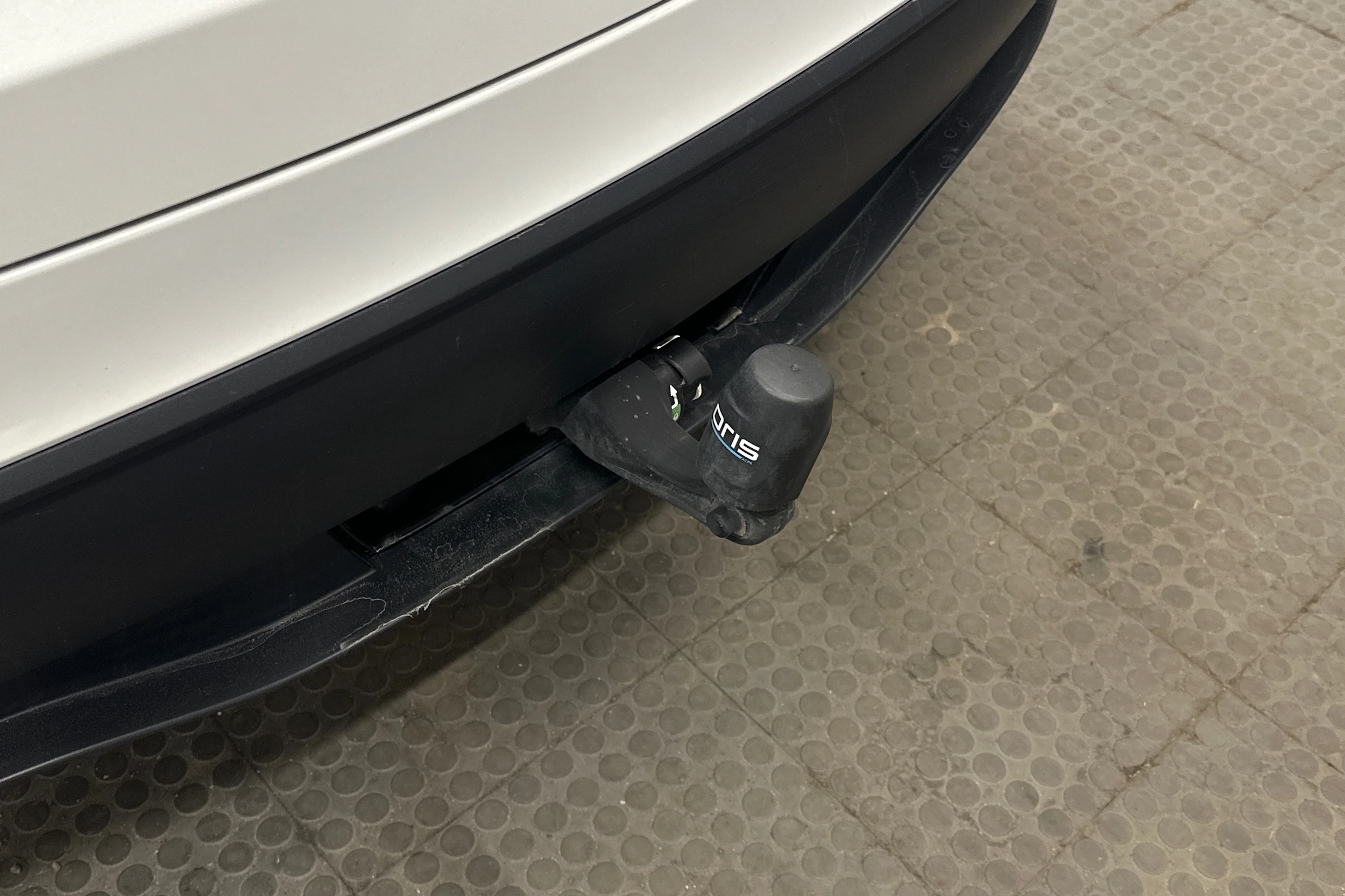 valkoinen Tesla Model Y 2024 kuva 41.