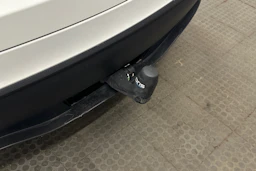 valkoinen Tesla Model Y 2024 kuva 41.
