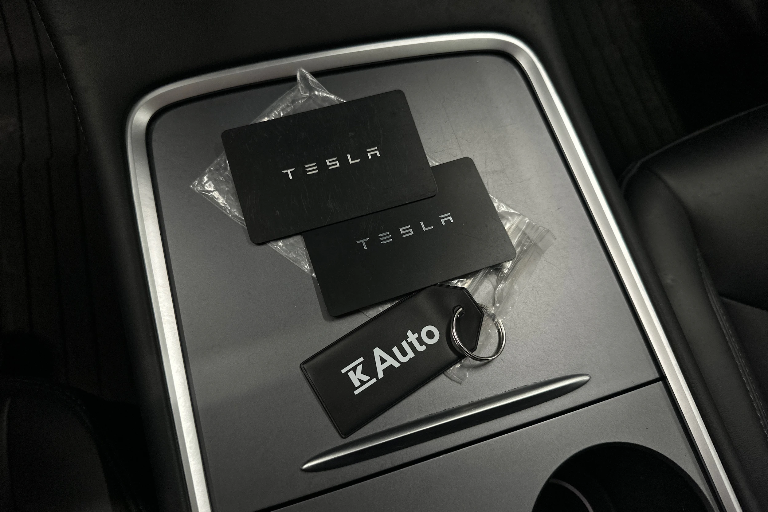 valkoinen Tesla Model Y 2024 kuva 42.