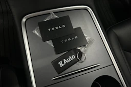 valkoinen Tesla Model Y 2024 kuva 42.