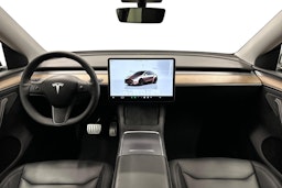 punainen Tesla Model Y 2024 kuva 9.