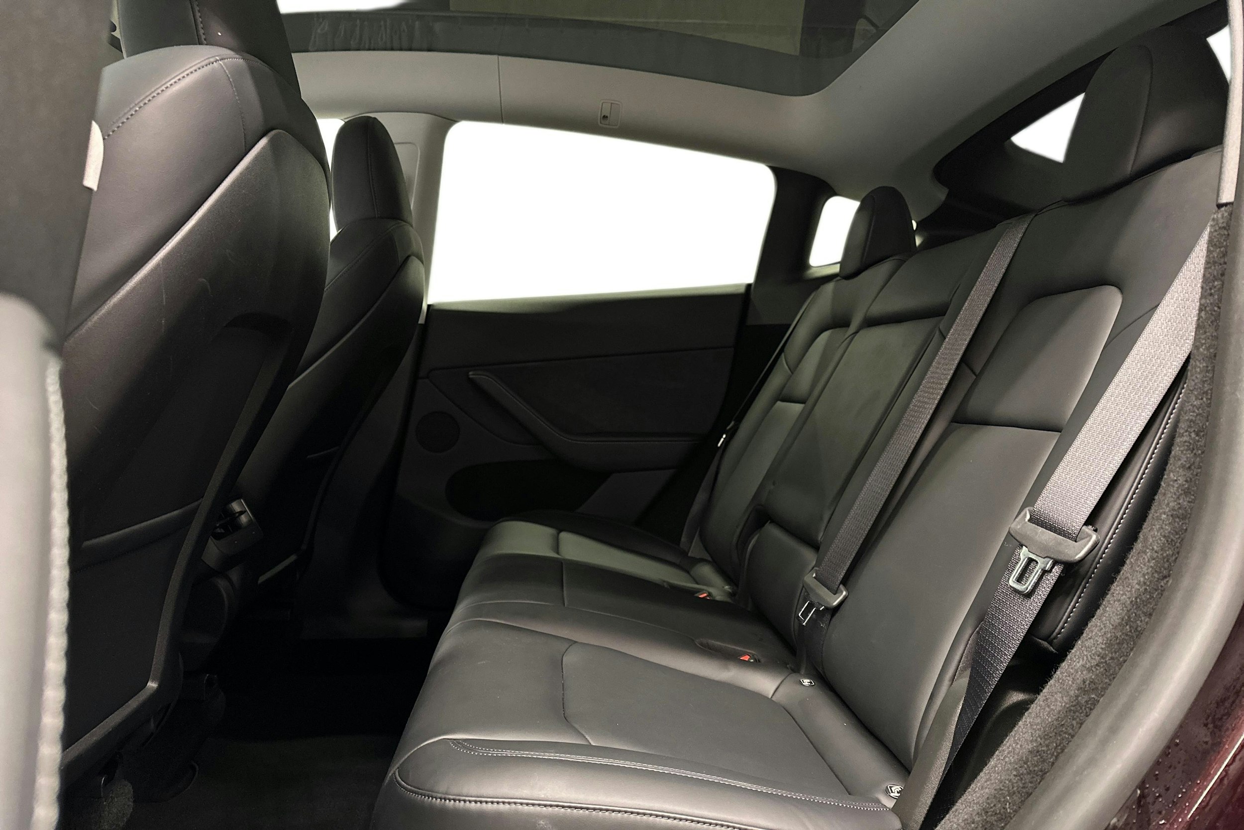 punainen Tesla Model Y 2024 kuva 10.