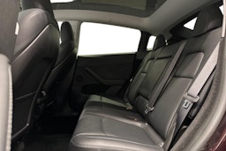 punainen Tesla Model Y 2024 kuva 10.