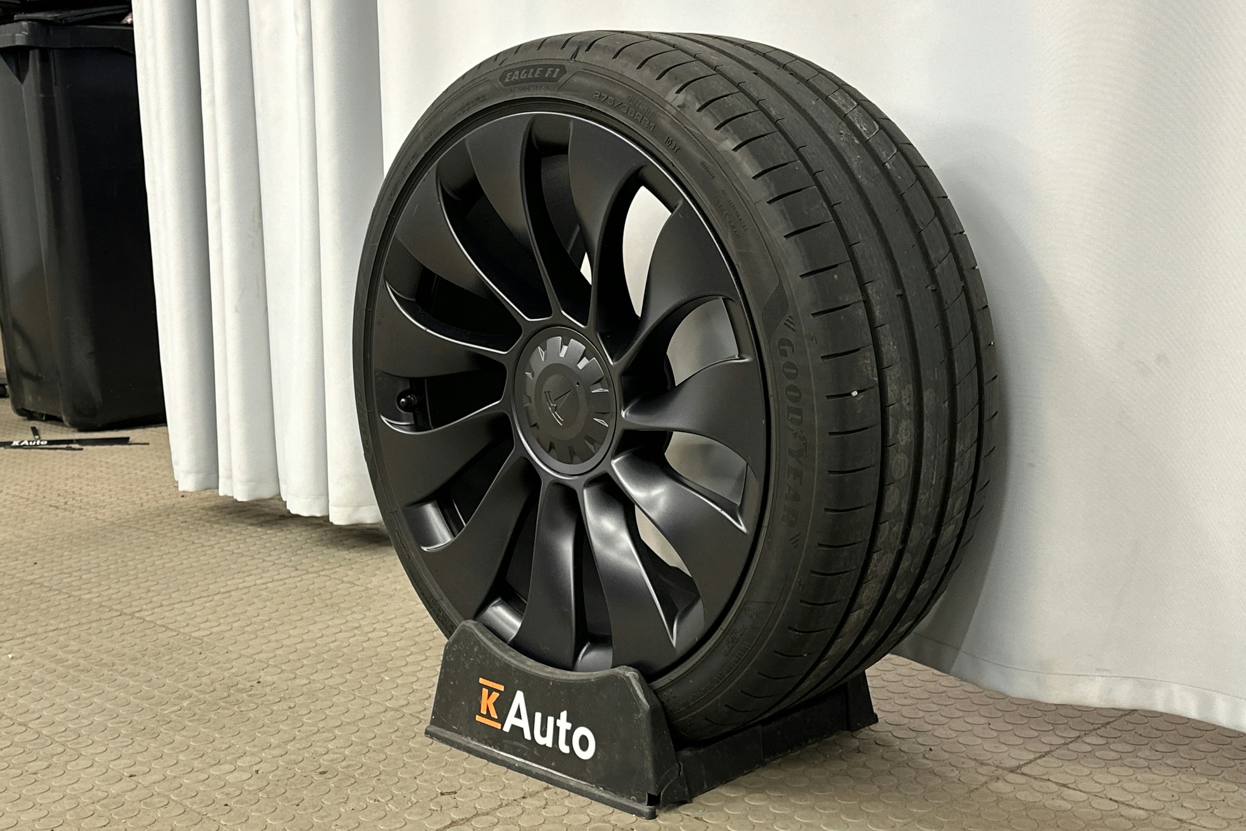 punainen Tesla Model Y 2024 kuva 13.