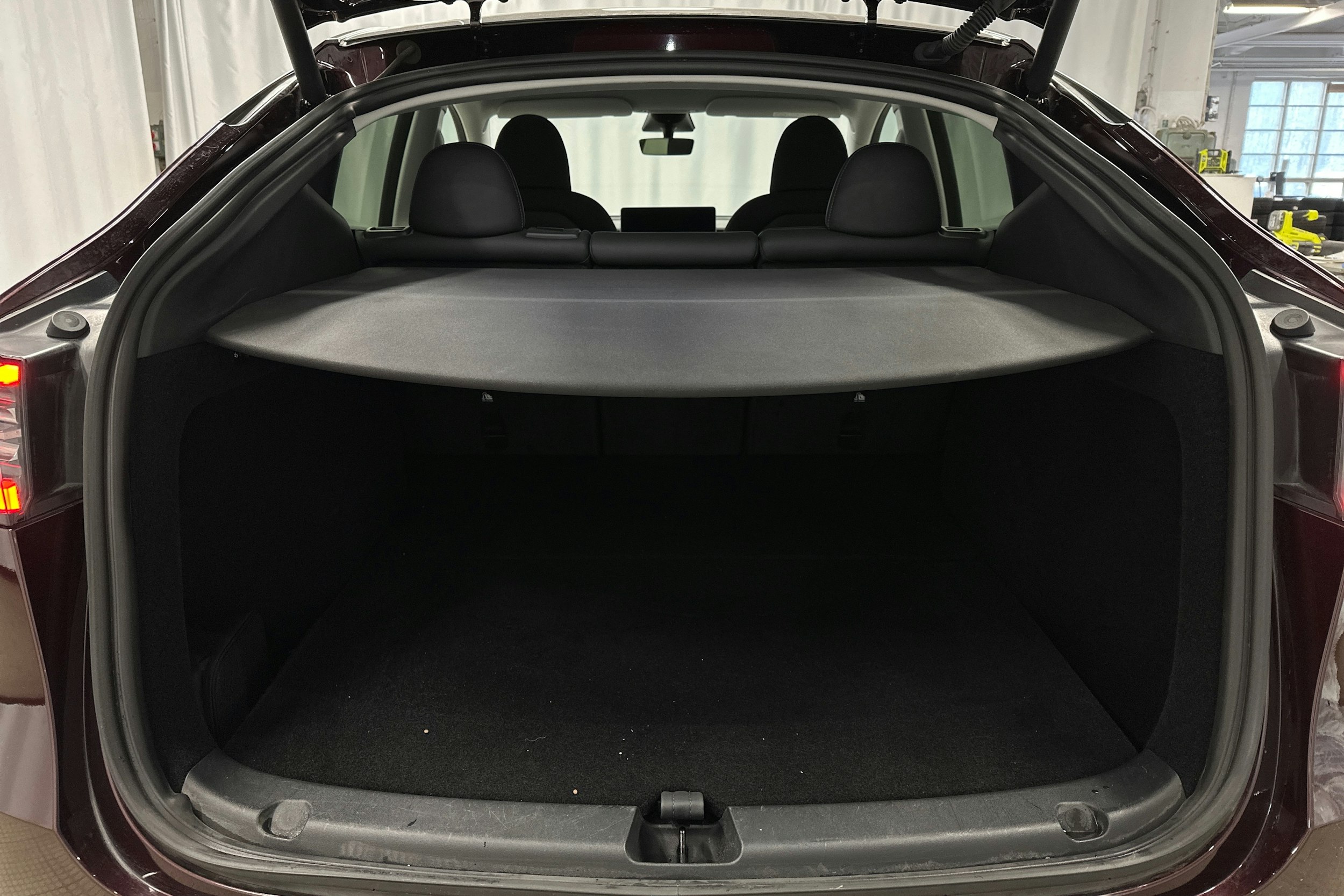 punainen Tesla Model Y 2024 kuva 14.