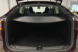 punainen Tesla Model Y 2024 kuva 14.