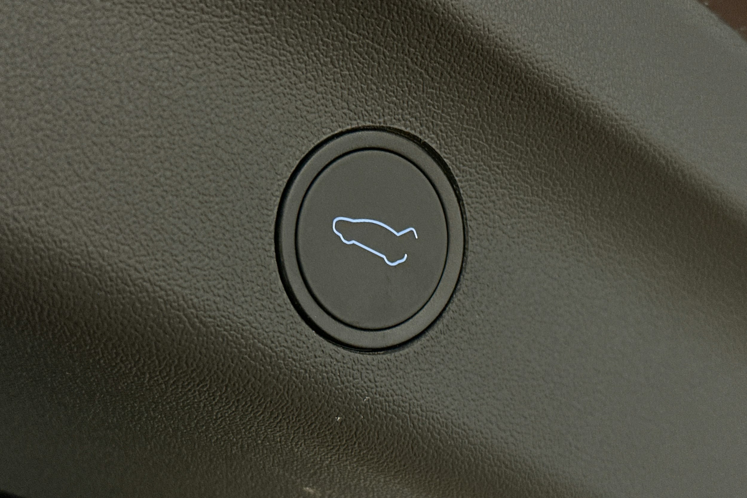 punainen Tesla Model Y 2024 kuva 15.