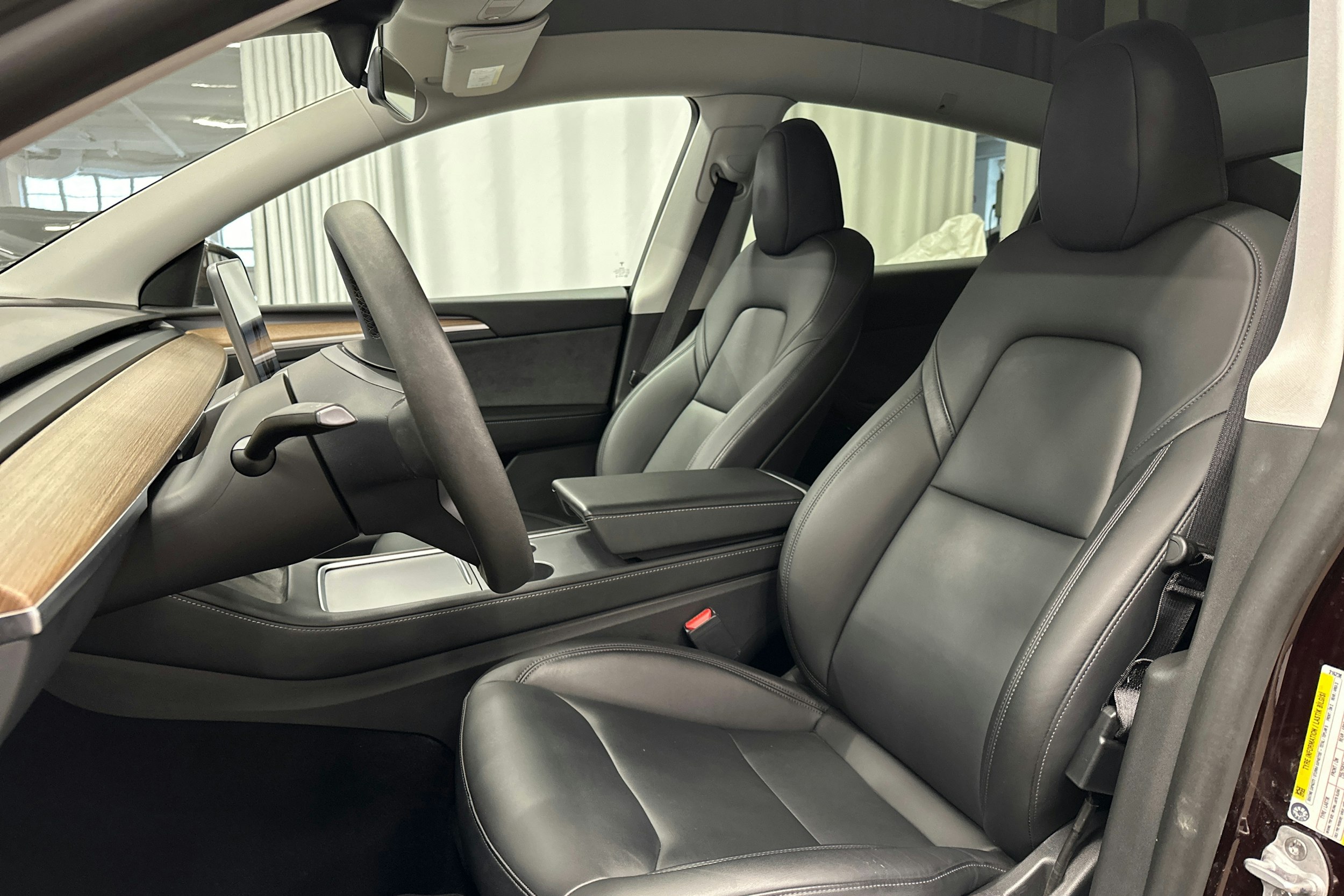 punainen Tesla Model Y 2024 kuva 16.