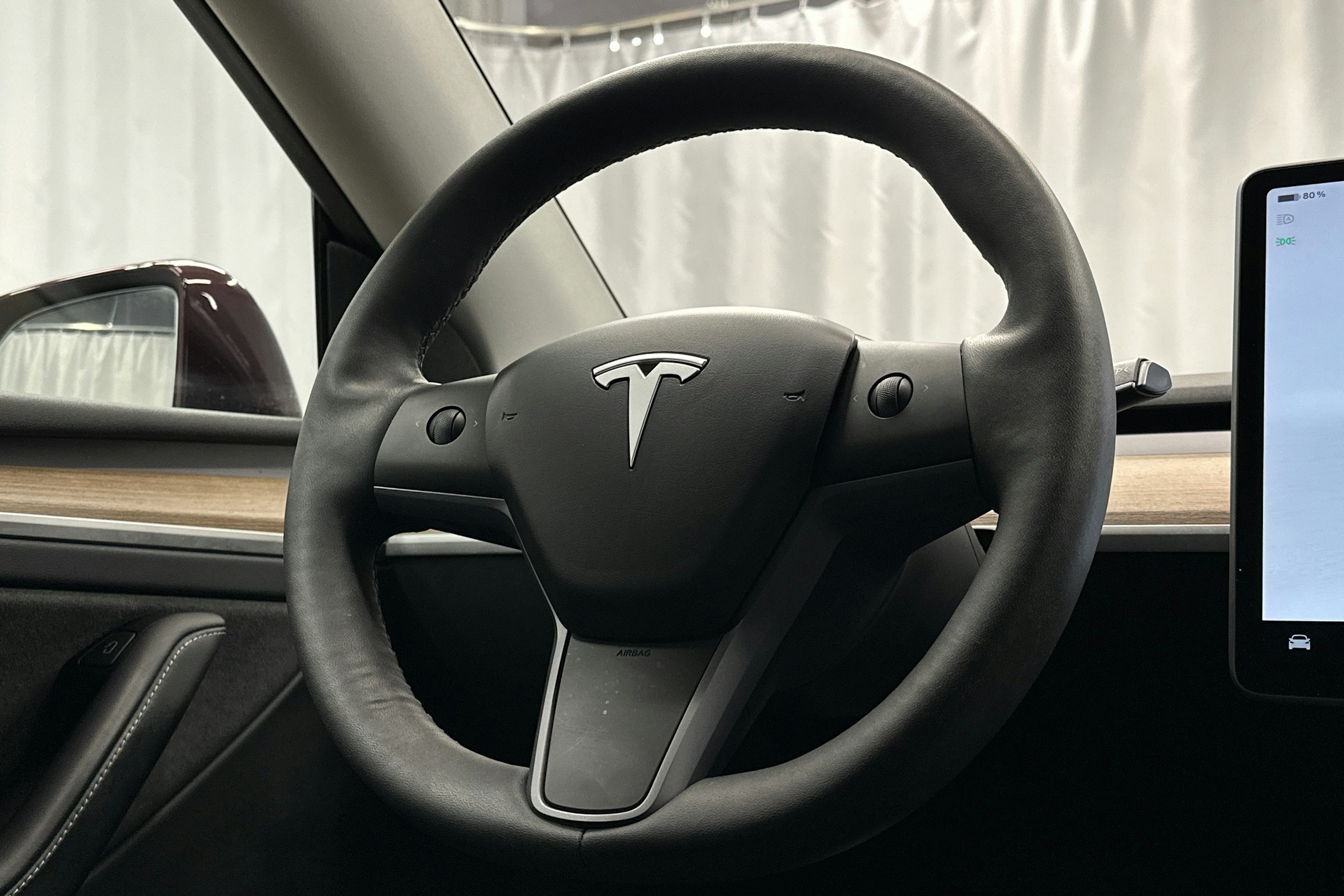 punainen Tesla Model Y 2024 kuva 18.