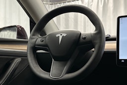 punainen Tesla Model Y 2024 kuva 18.