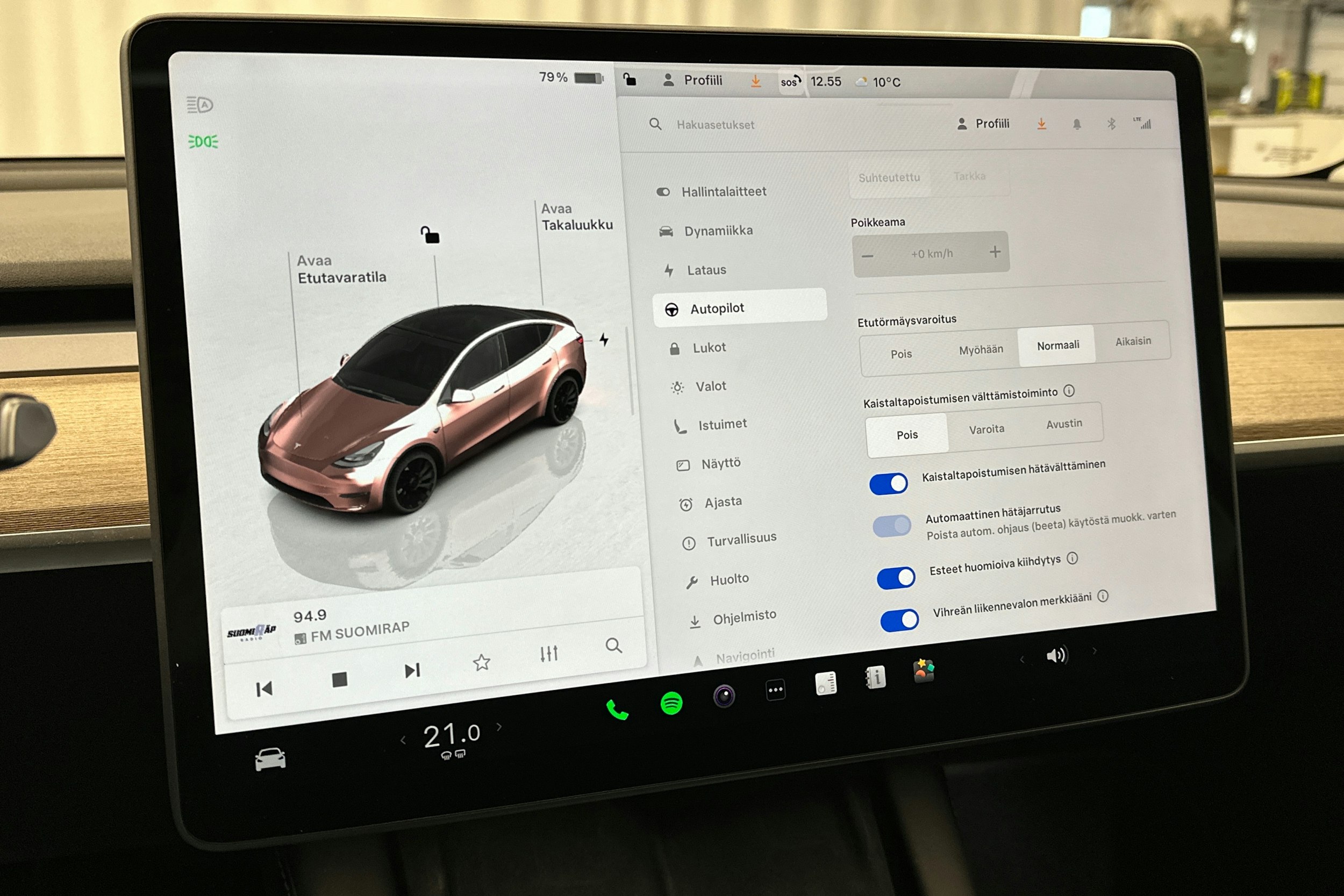 punainen Tesla Model Y 2024 kuva 22.
