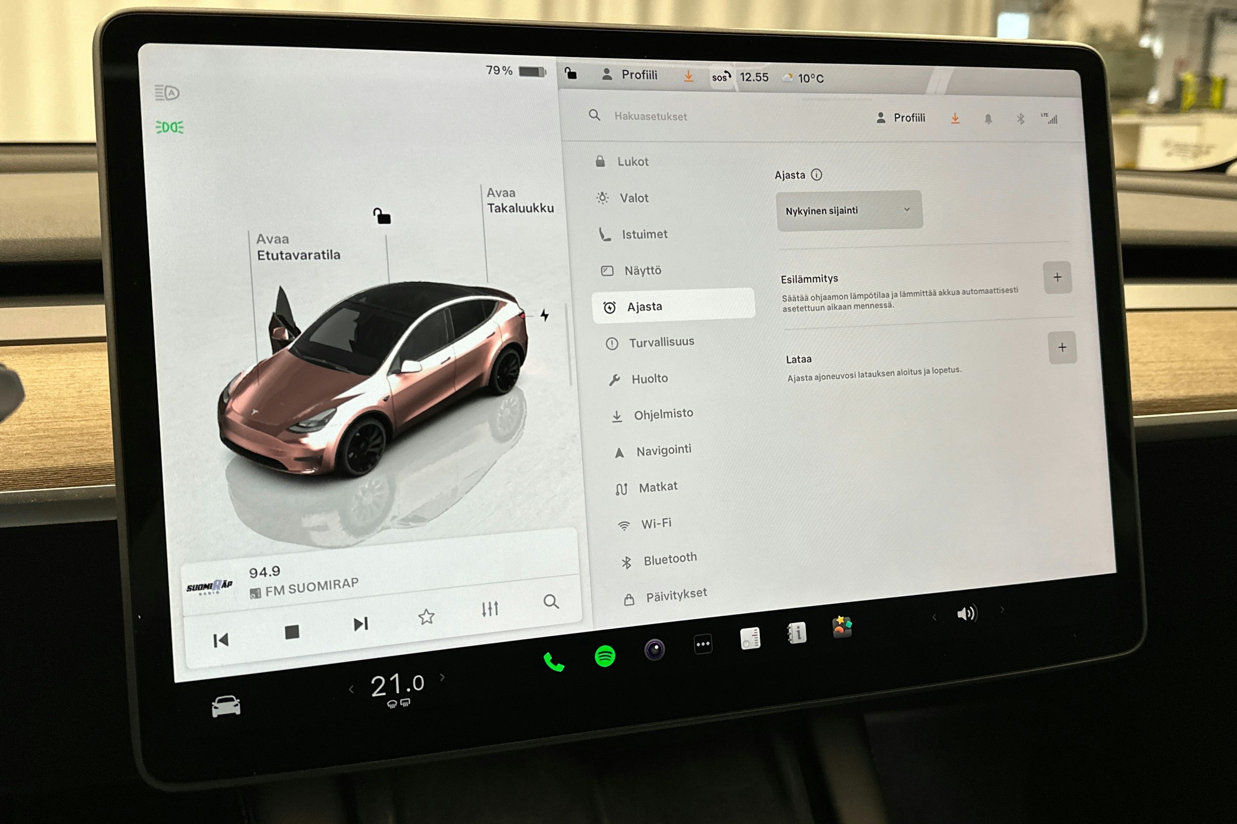 punainen Tesla Model Y 2024 kuva 23.