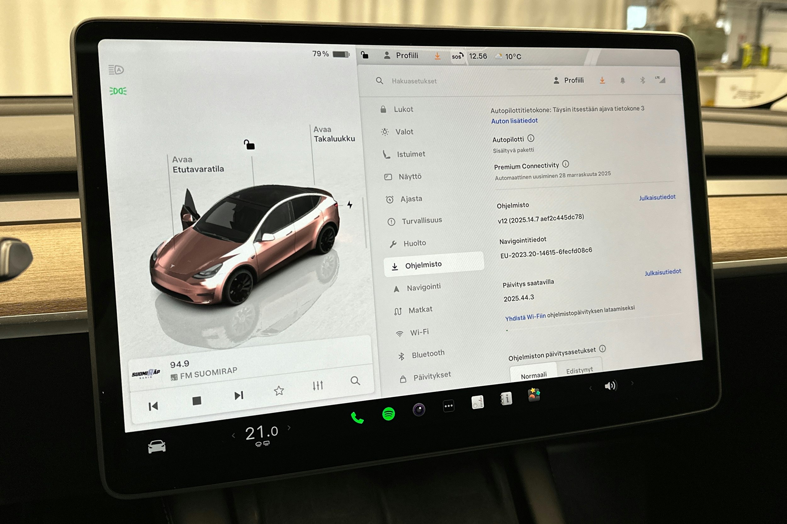 punainen Tesla Model Y 2024 kuva 24.