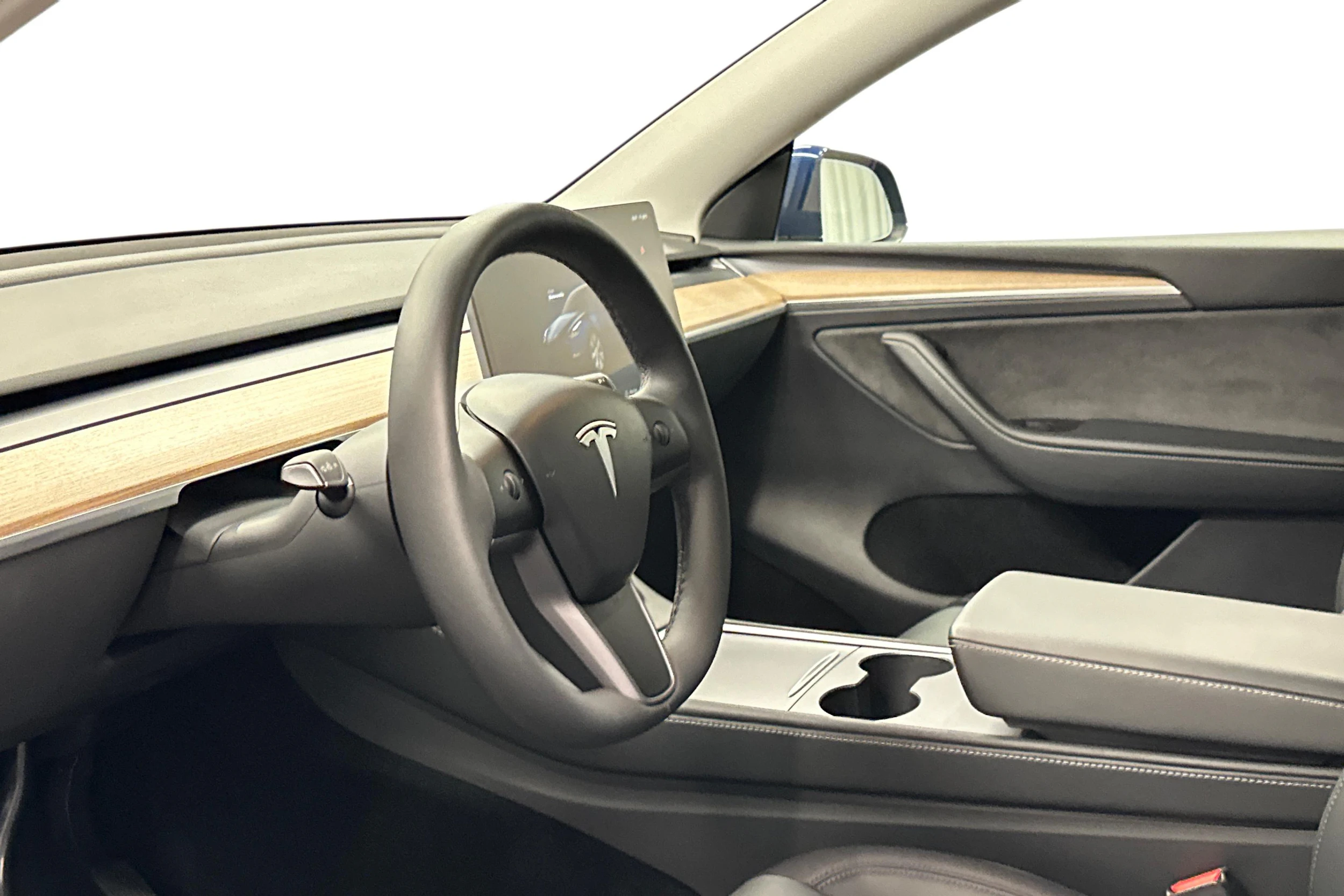 sininen Tesla Model Y 2024 kuva 8.