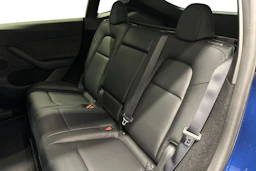 sininen Tesla Model Y 2024 kuva 11.
