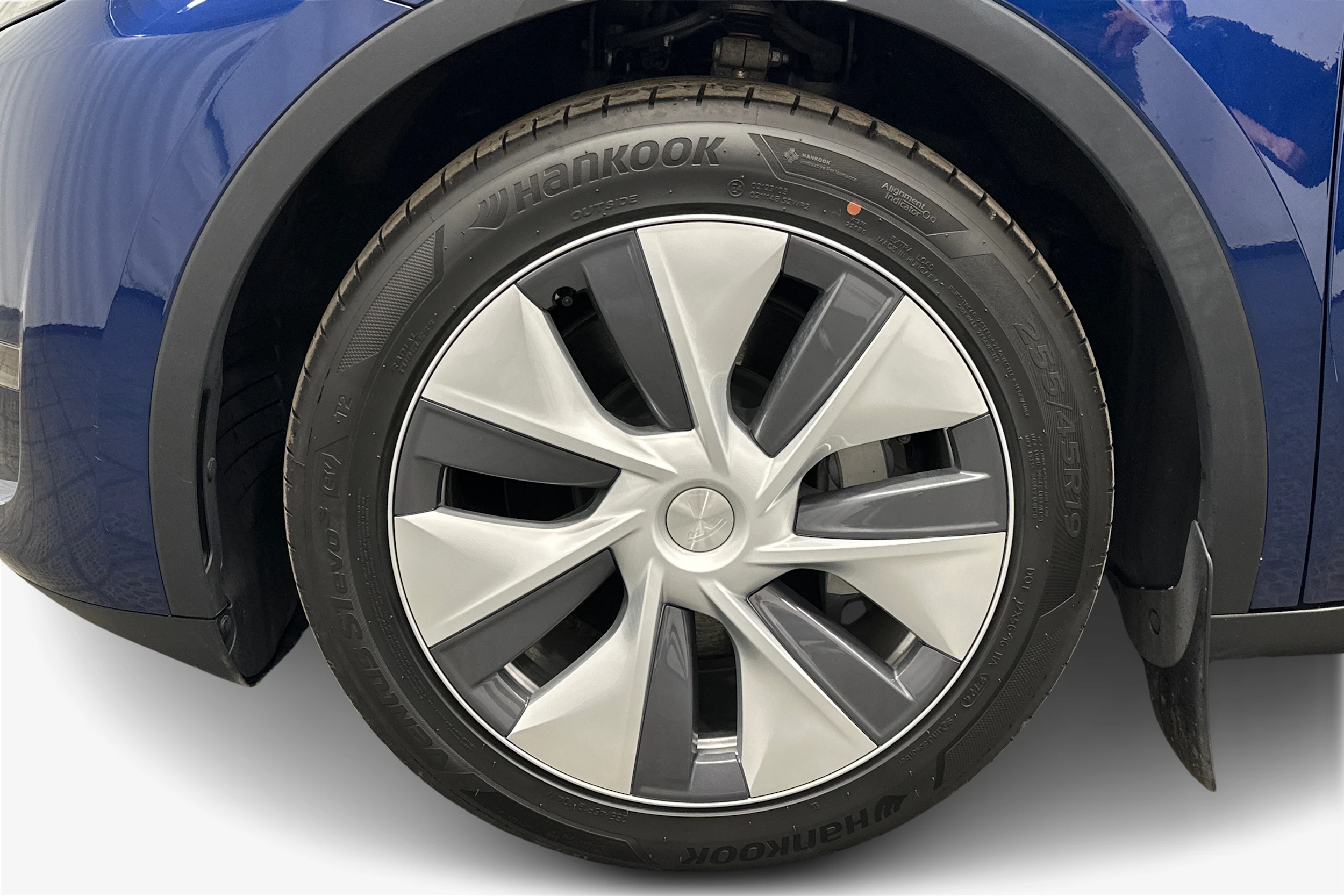 sininen Tesla Model Y 2024 kuva 12.