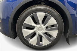 sininen Tesla Model Y 2024 kuva 12.