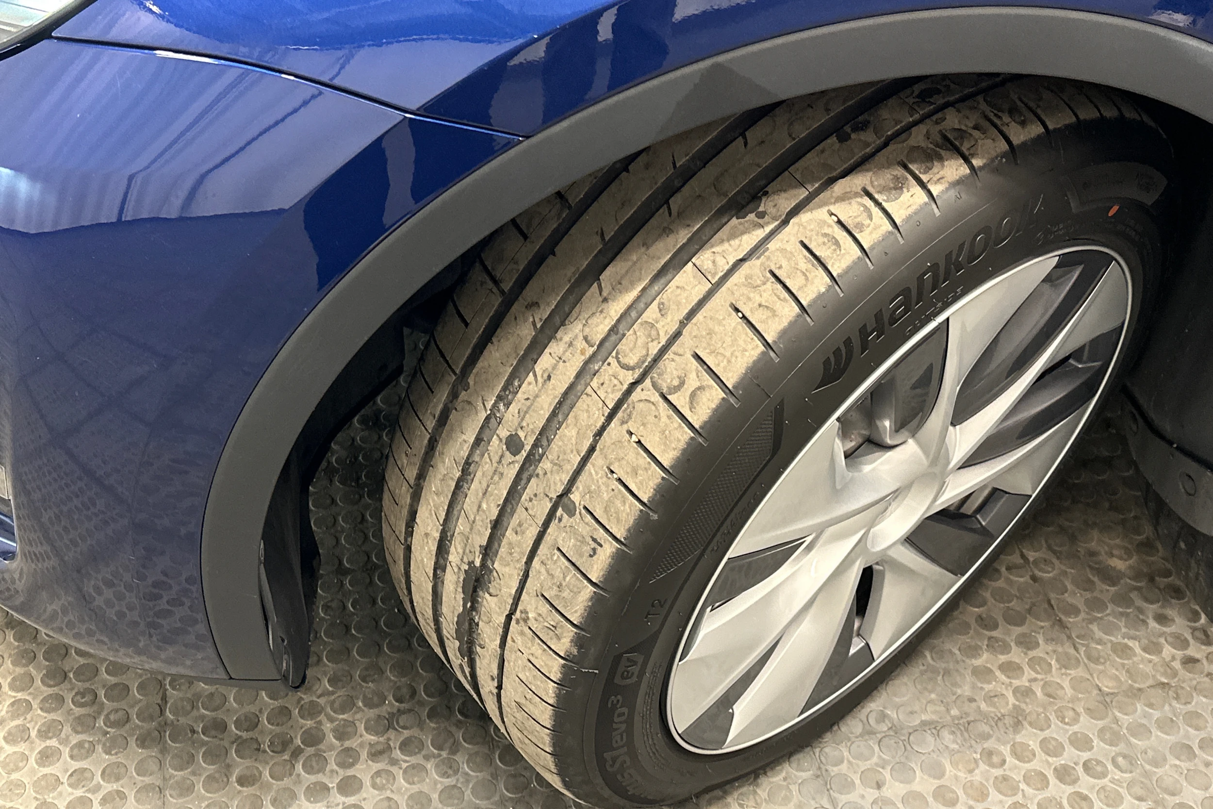 sininen Tesla Model Y 2024 kuva 13.