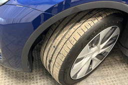 sininen Tesla Model Y 2024 kuva 13.