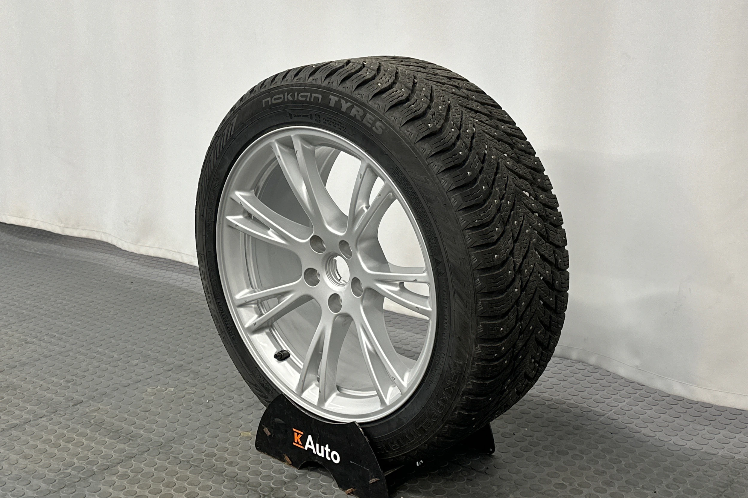 sininen Tesla Model Y 2024 kuva 15.