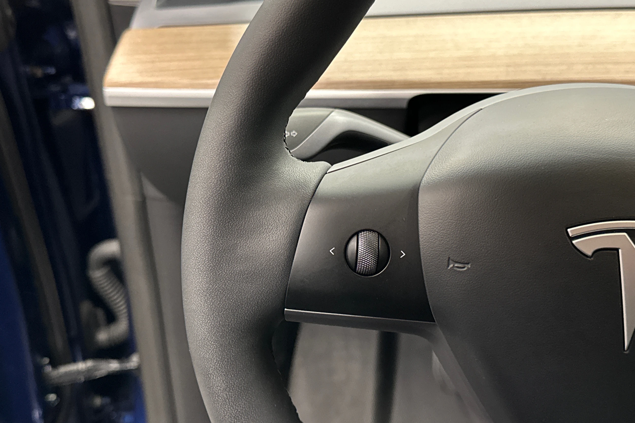 sininen Tesla Model Y 2024 kuva 16.