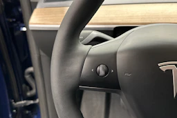 sininen Tesla Model Y 2024 kuva 16.