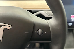 sininen Tesla Model Y 2024 kuva 17.