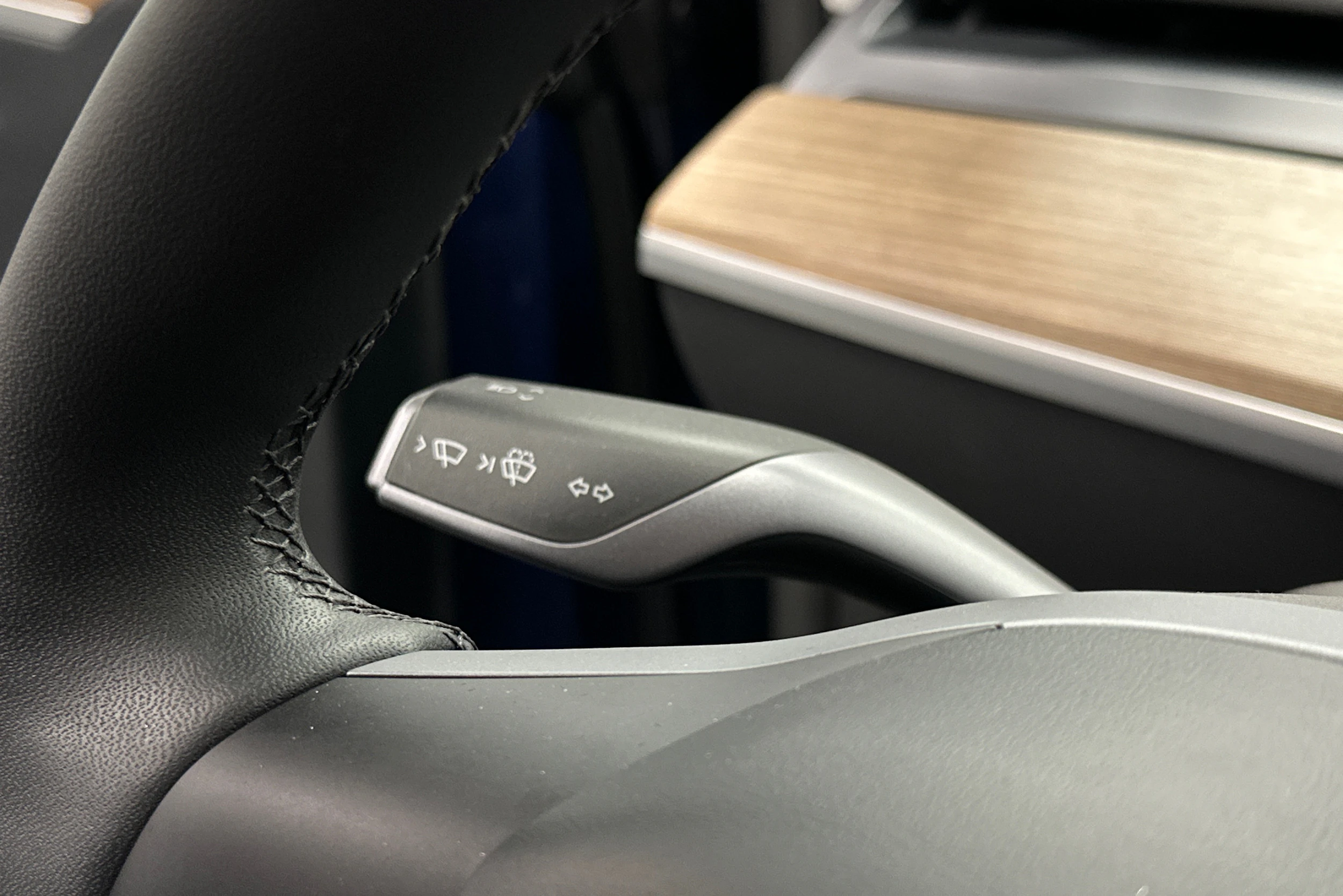 sininen Tesla Model Y 2024 kuva 18.