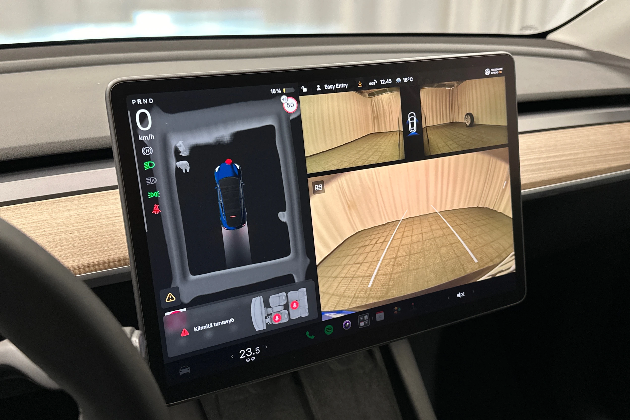 sininen Tesla Model Y 2024 kuva 20.