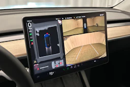 sininen Tesla Model Y 2024 kuva 20.