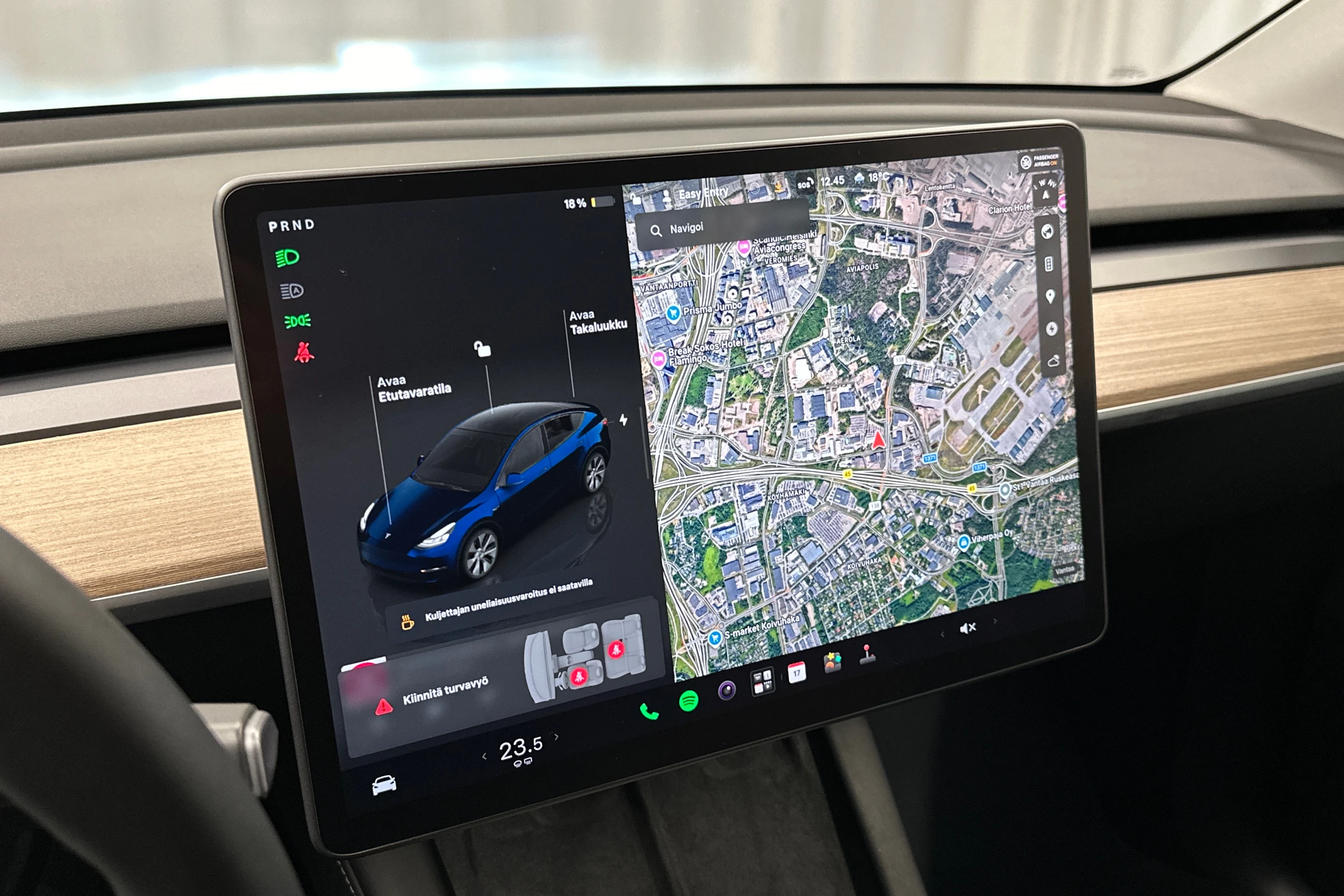 sininen Tesla Model Y 2024 kuva 21.