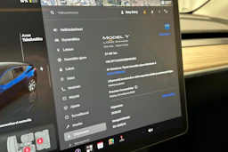 sininen Tesla Model Y 2024 kuva 23.