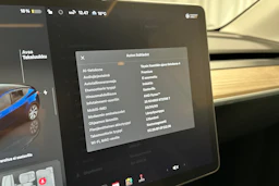 sininen Tesla Model Y 2024 kuva 24.