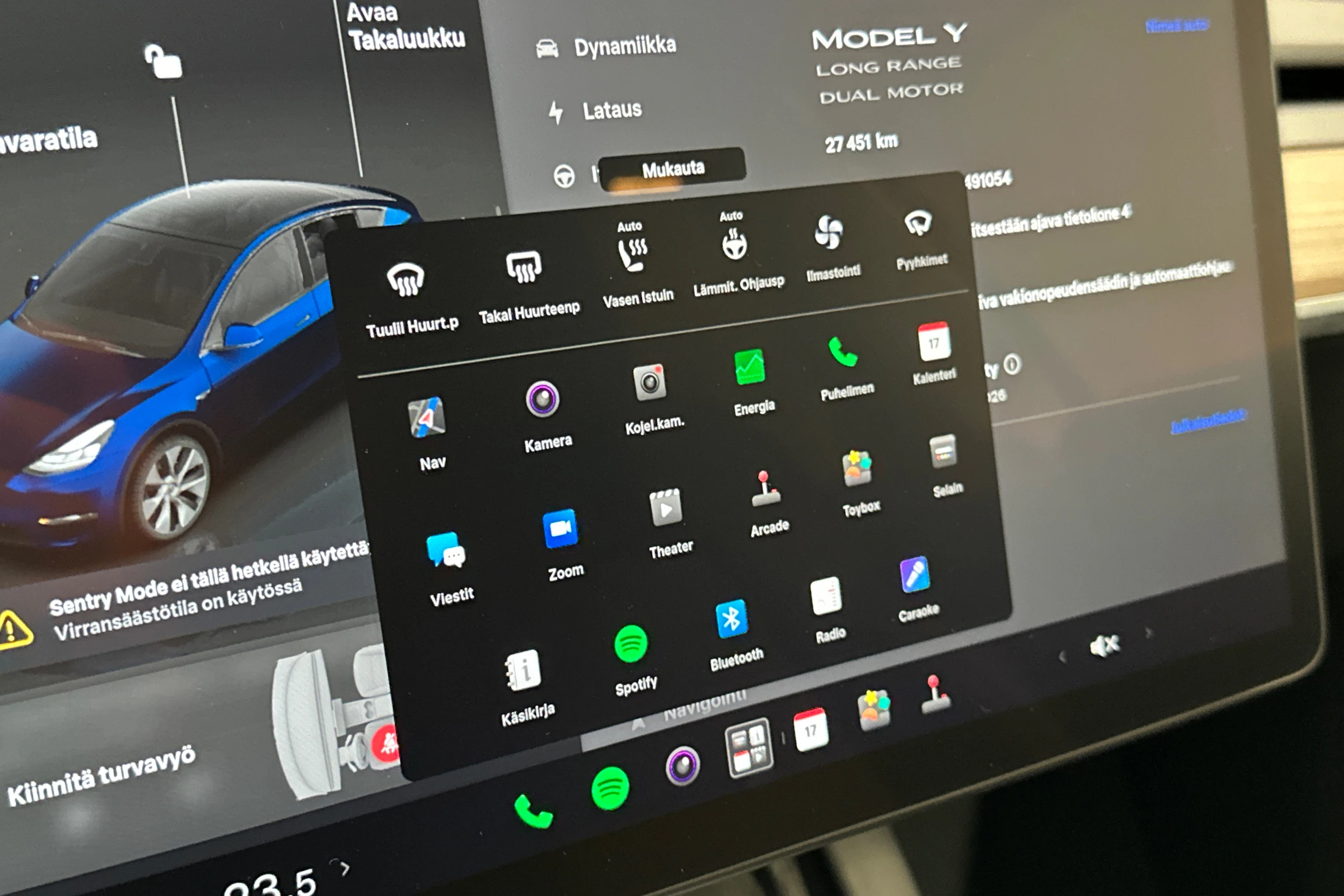 sininen Tesla Model Y 2024 kuva 25.