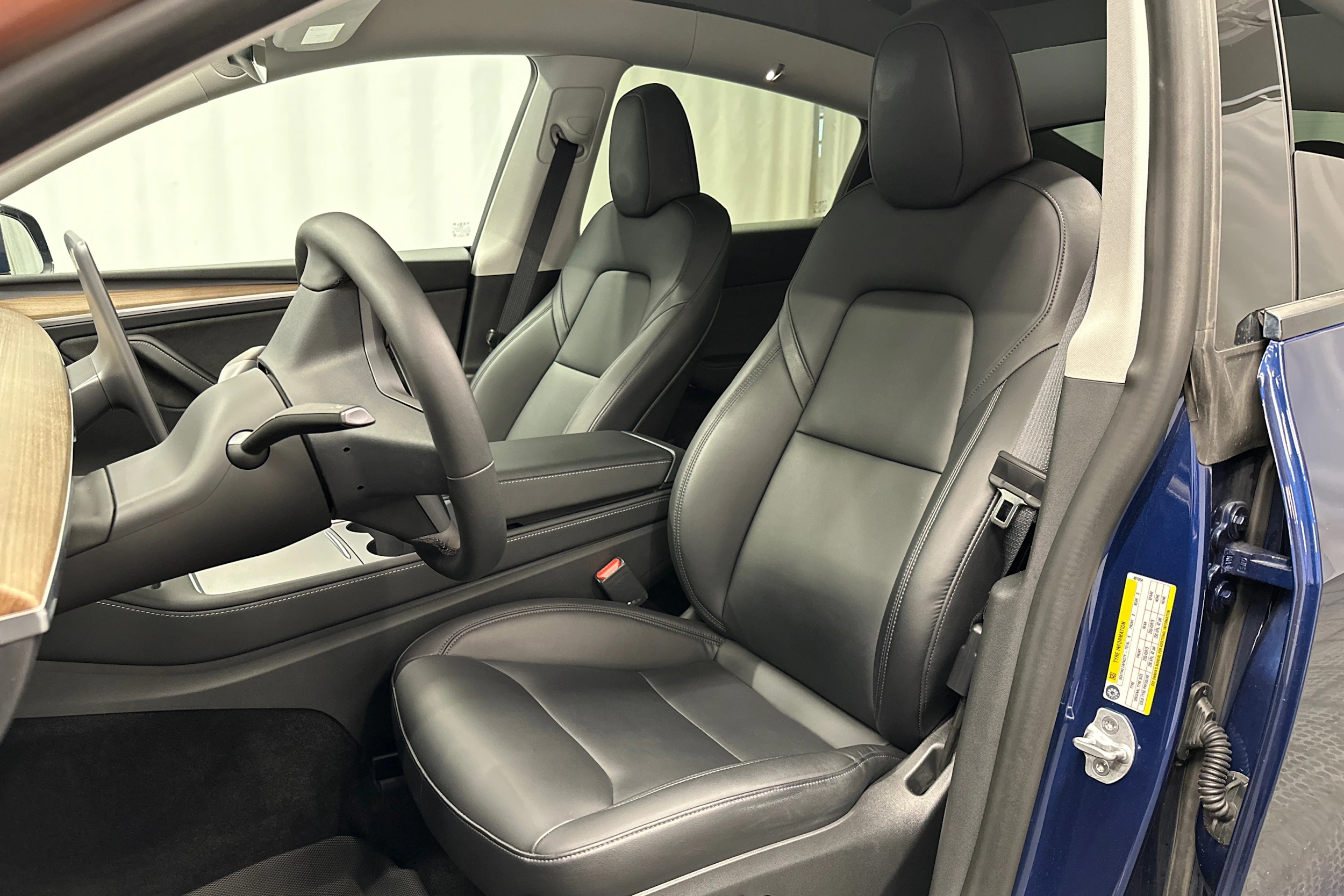 sininen Tesla Model Y 2024 kuva 28.