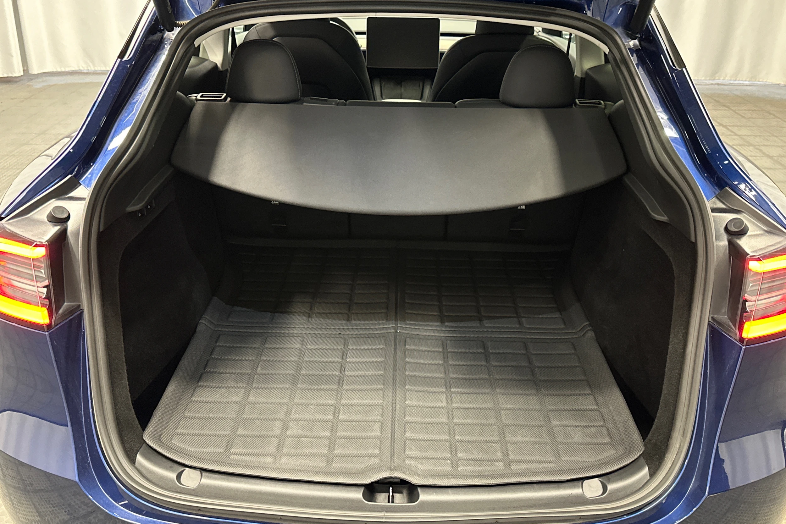 sininen Tesla Model Y 2024 kuva 30.